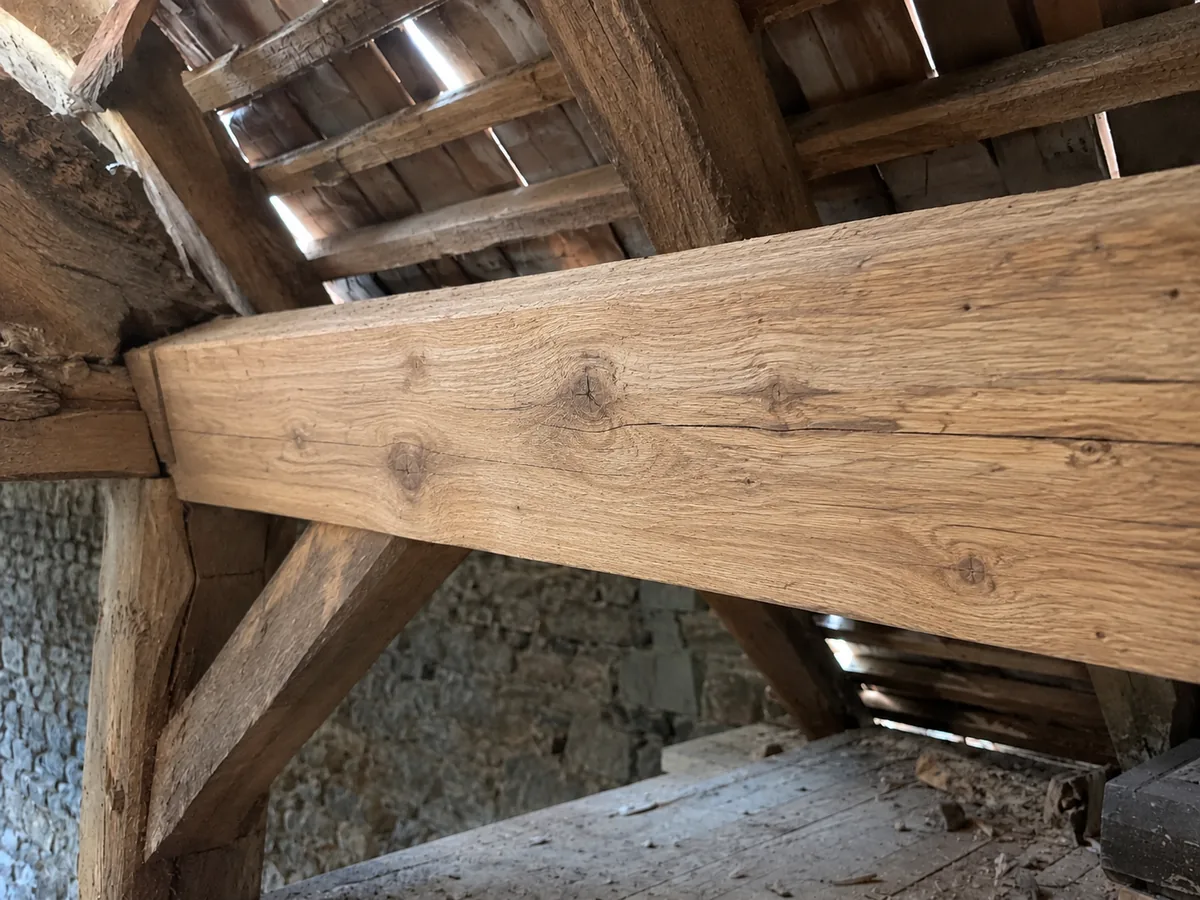 Le même entrait remplacé par une pièce de chêne neuve, assemblage repris sur le poteau